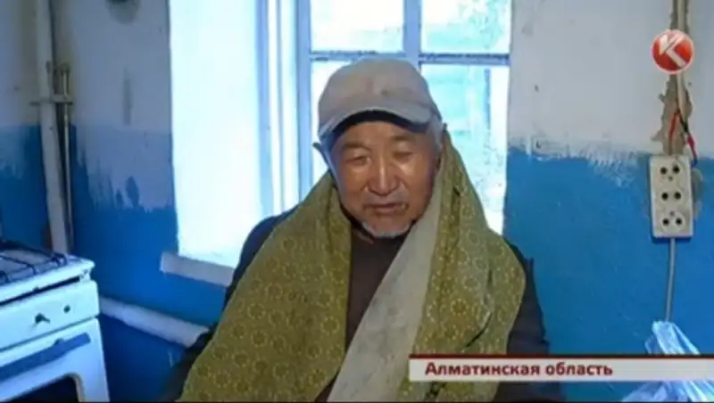 В Алматинской области родные бросили больного 70-летнего старика на произвол судьбы