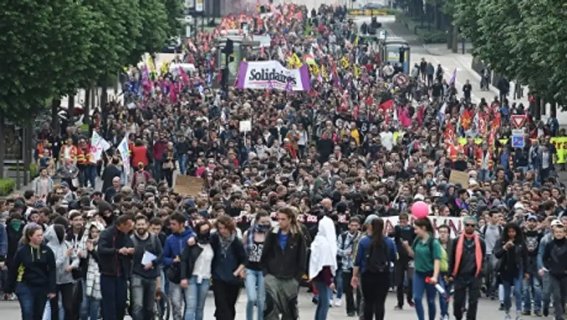 Парижская полиция вновь применила слезоточивый газ для разгона протестующих