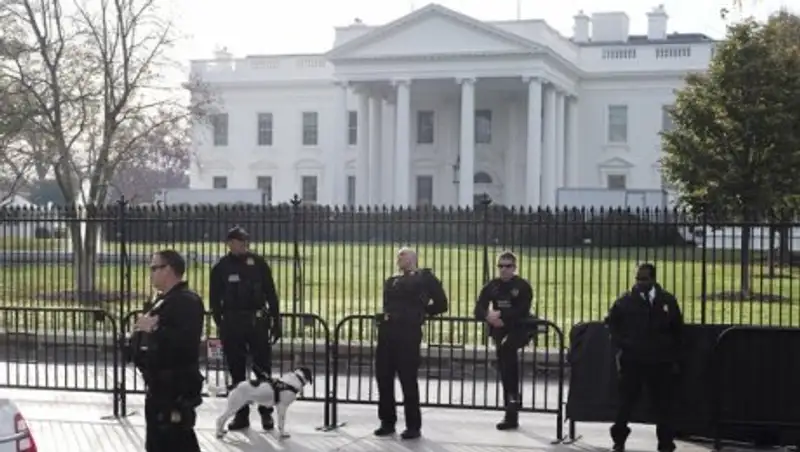 В США задержали нарушителя, перебросившего пакет через забор Белого дома