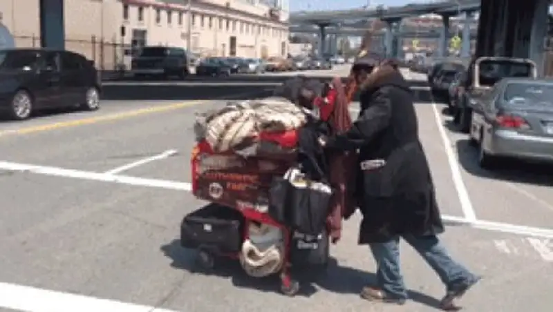 В аэропорту Парижа бездомный ограбил компанию на 300 тысяч евро