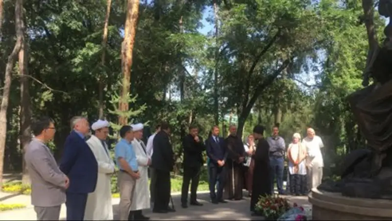 Религиозные деятели Алматы возложили цветы к памятнику жертвам массового голода