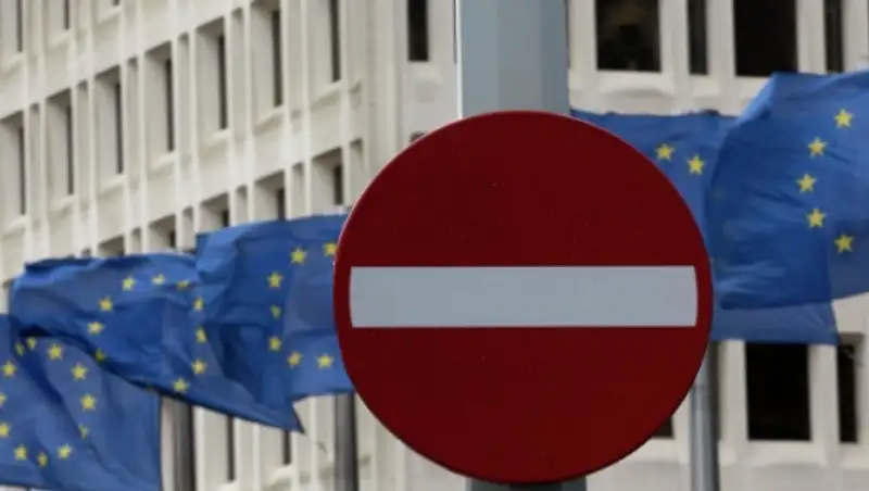 Италия и Венгрия не поддержали автоматическое продление санкций к РФ