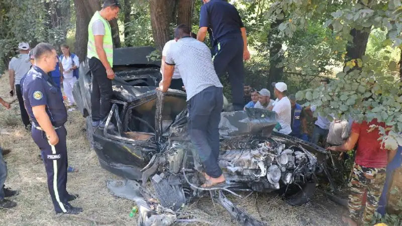 Mercedes смяло после ДТП на трассе – водитель скончался