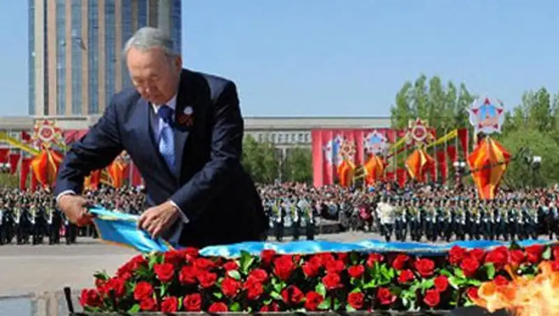 Церемония возложения цветов к монументу "Отан &#1179;ор&#1171;аушылар"