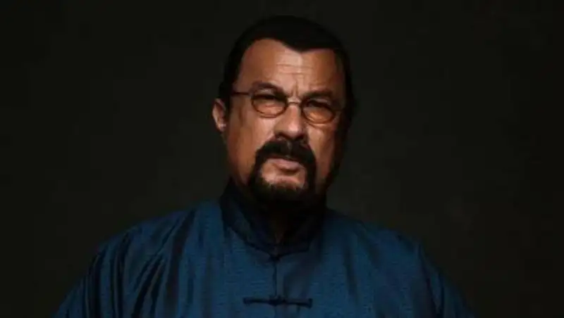 Стивен Сигал назвал ответственных за выстрел Болдуина