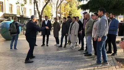 Мурашки по коже: мужской хор спел на улицах для алматинцев