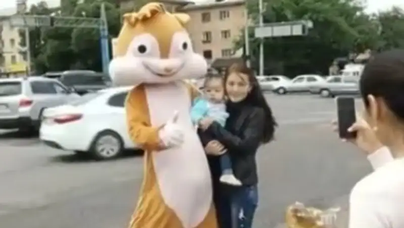 Казахстанские футбольные болельщики обсуждают выходку одного из фанатов