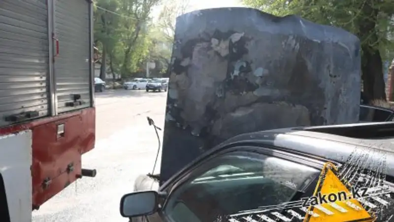 В Алматы загорелся автомобиль