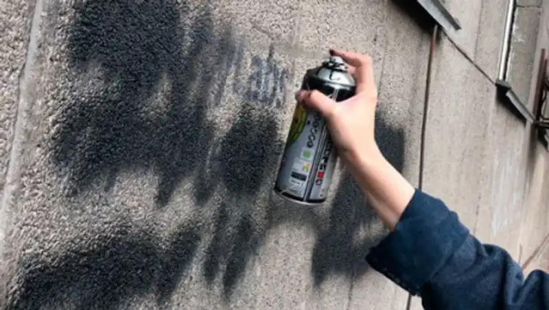 В Астане задержали парней за распространение рекламы наркотиков