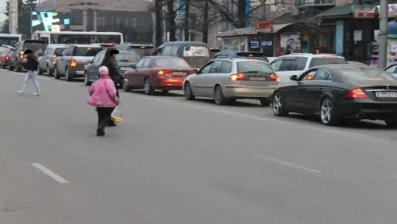 Алматинские пешеходы откровенно игнорируют требования Правил дорожного движения