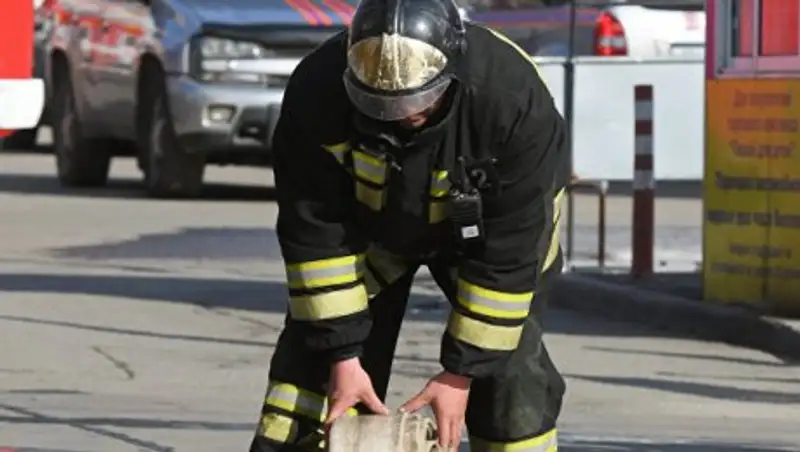 У горящего магазина игрушек в Тюмени обвалилась крыша