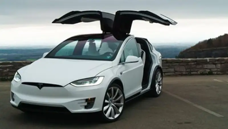 Электрокар Tesla с автопилотом попал в очередное ДТП