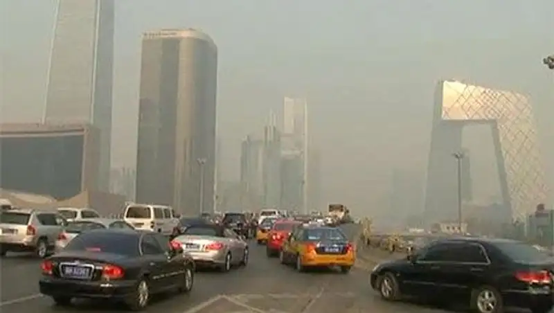 Пекин окутан смогом: закрыты автотрассы, не ходят поезда