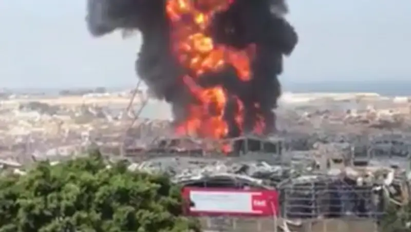Новый пожар в порту Бейрута сняли на видео