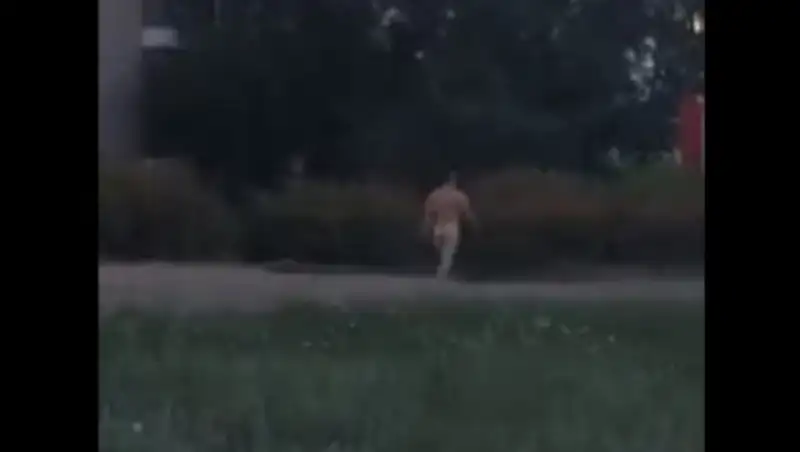 Голый мужчина разгуливал по улицам Рудного