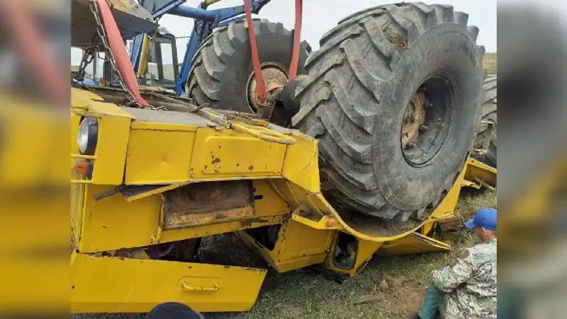 Пьяный тракторист уснул за рулем и опрокинулся в яму в Павлодарской области