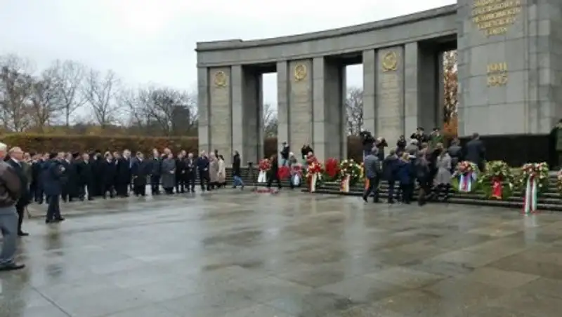 В Берлине возложили венки к мемориалу павшим советским воинам