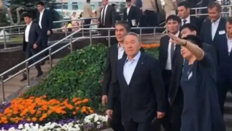 Ой, а можно я сниму: Назарбаева неожиданно сняли на видео во время прогулки по бульвару «Нуржол»
