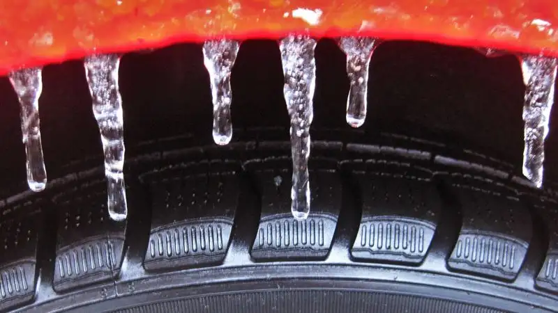 Гололед парализовал движение в Павлодарской области