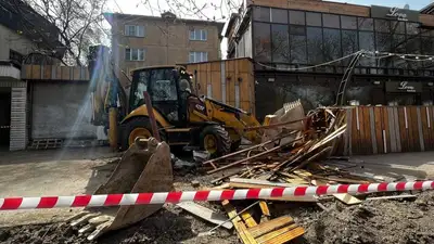 В центре Алматы сносят летнюю террасу, фото - Новости Zakon.kz от 05.04.2023 15:39