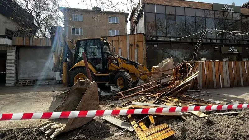 В центре Алматы снесли летнюю террасу кафе