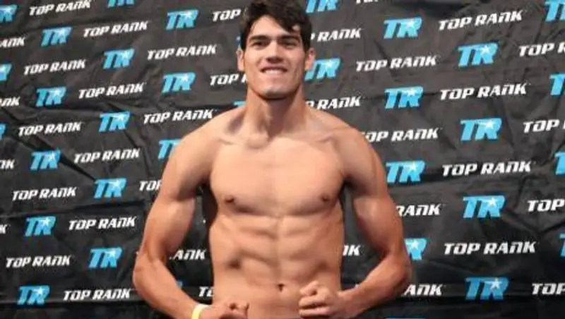 Рамирес одержал победу над Бурсаком и защитил титул чемпиона WBO