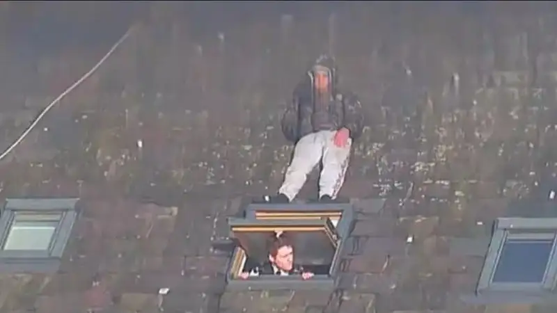 В Великобритании сфотографировали мужчину, который нелепо пытался скрыться от полиции на крыше