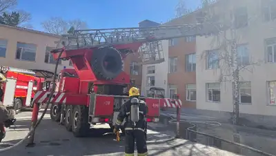 тушение пожара на третьем этаже школы, фото - Новости Zakon.kz от 15.04.2022 12:42