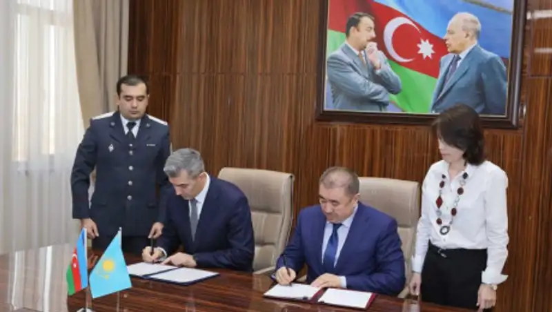 Тургумбаев подписал документы для облегчения миграции с Азербайджаном