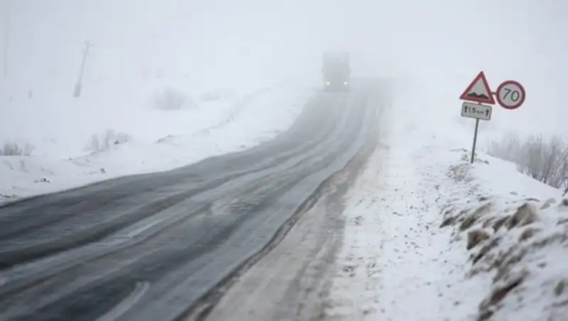 В ВКО из застрявшего на трассе автобуса эвакуируют роженицу