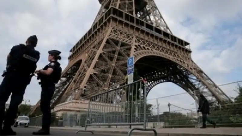 Мужчина с ножом попытался прорваться на Эйфелеву башню