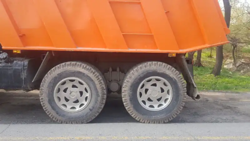 Водителей грязных грузовиков оштрафовали в Алматы