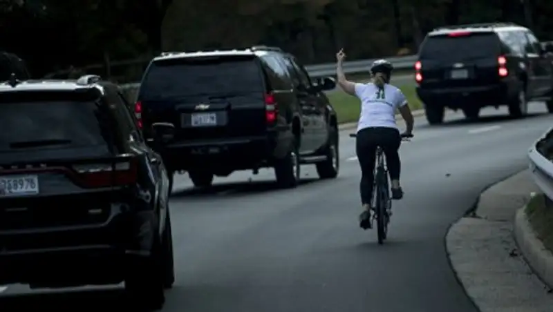 Американку, показавшую средний палец кортежу Трампа, уволили