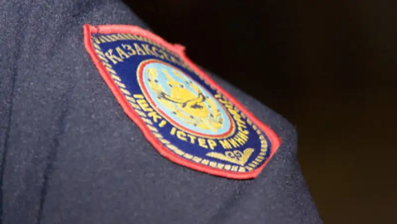 В Алматы осудили полицейского за вымогательство и получение взятки