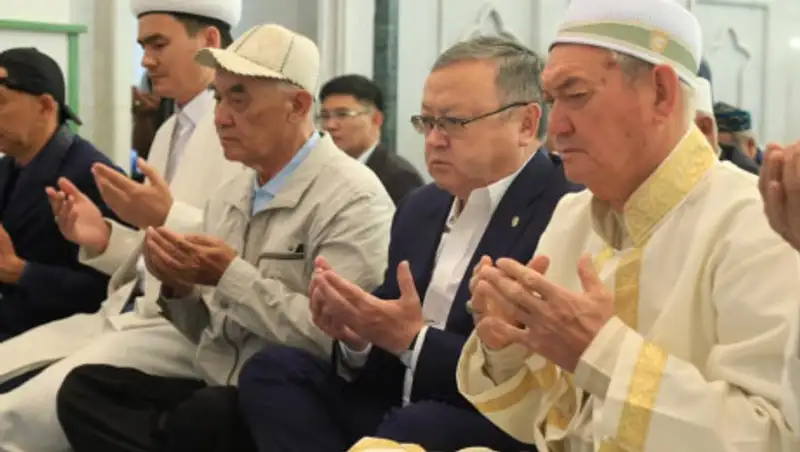 Аким Актюбинской области поздравил верующих с праздником Ораза айт