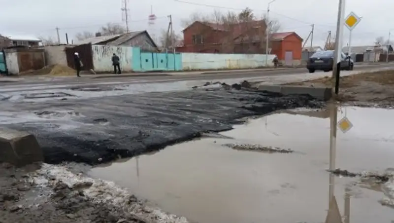 В Костанае асфальт уложили прямо на лужу