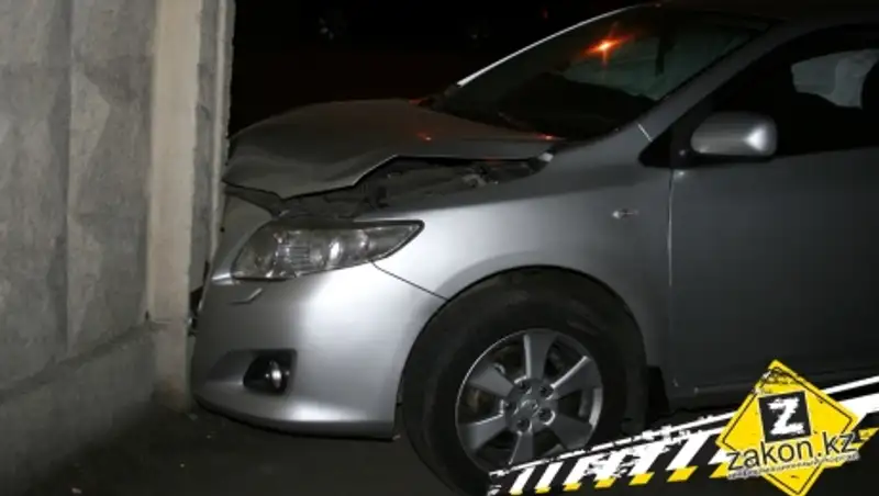 В Алматы водитель Mercedes не увидел разворачивающуюся Toyota, и отправил ее в забор
