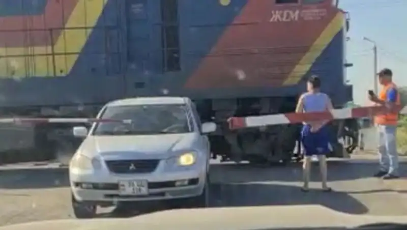 Водитель и работник ж/д путей устроили потасовку в Уральске