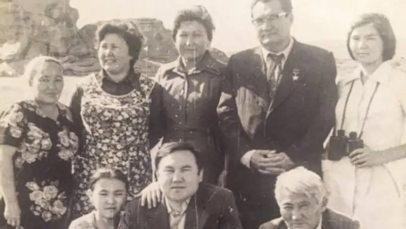 Павлодарец отыскал уникальное фото президента с семьей, гостивших в Баянауле