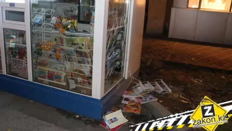 В Алматы неизвестные проникли в ларек "Газеты/Журналы" и украли оттуда сигареты и жвачки