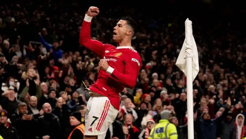 Роналду разбил телефон болельщику и извинился через соцсеть