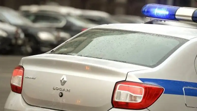 В Таразе полицейский автомобиль врезался в экскаватор и дерево