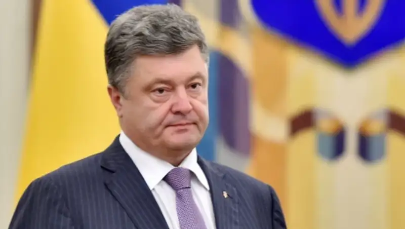 Порошенко хочет дублировать информацию в паспортах украинцев на английском языке