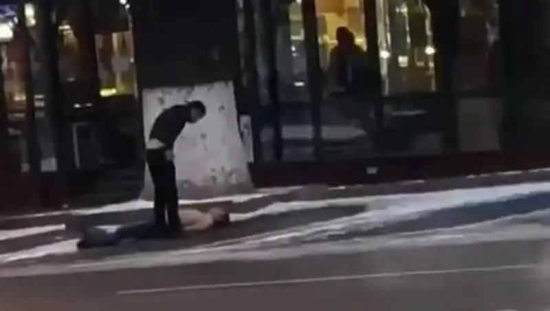 С голым торсом - пьяные разборки в Алматы привлекли внимание полиции