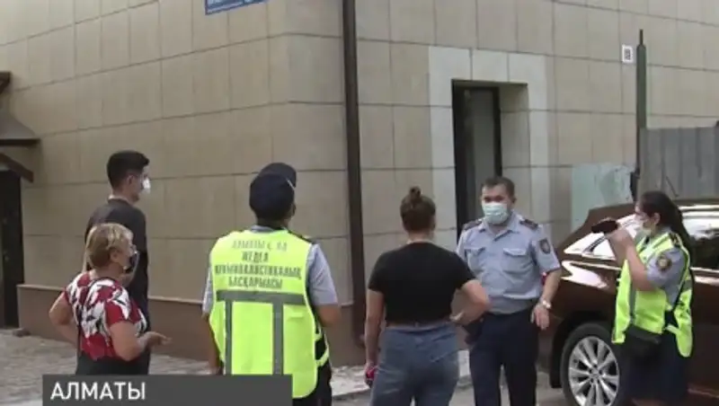 Мужчина открыл стрельбу из окна в центре Алматы