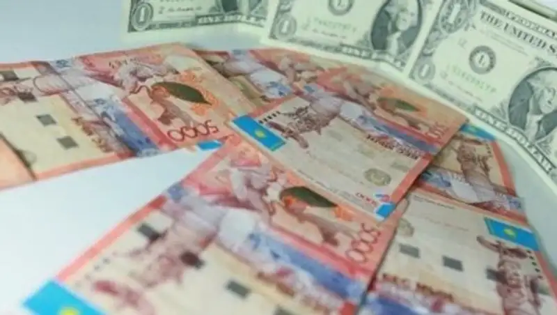 Нацвалюта держится на отметке 330 тенге за доллар