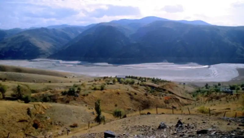 В результате схода оползня на перевале в Узбекистане пять человек погибли