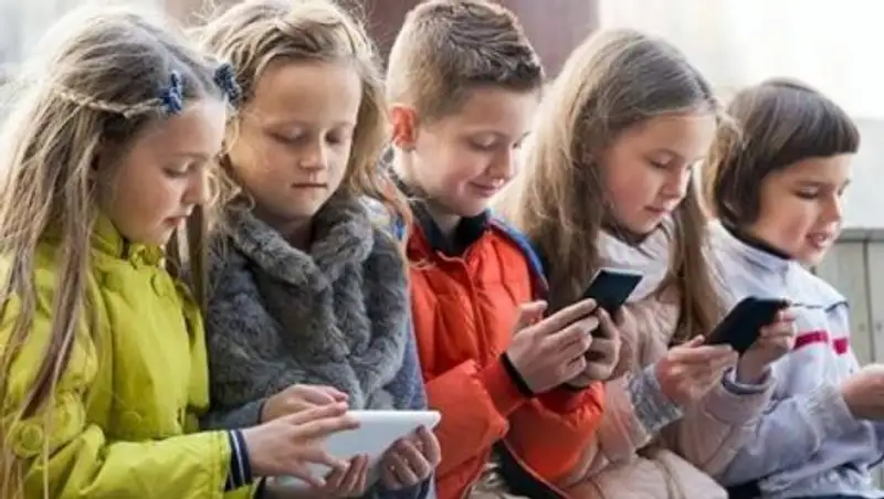 Во Франции у школьников отберут смартфоны