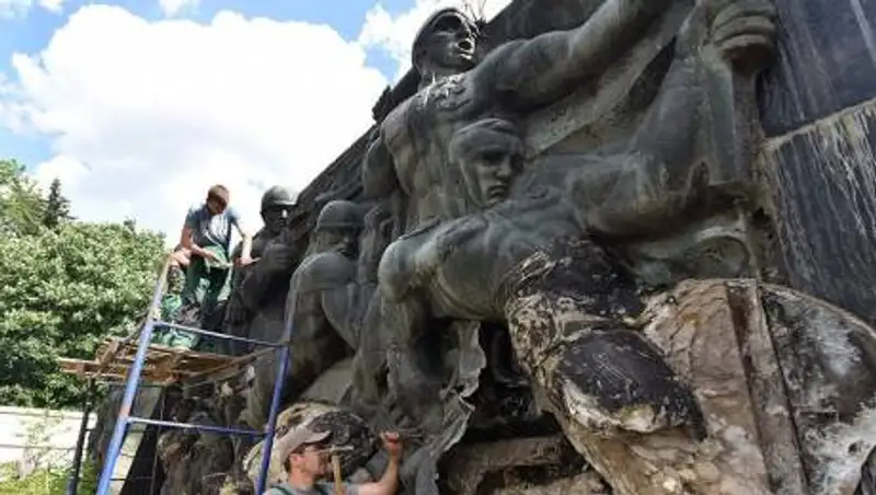 В Украине демонтировали Монумент славы Советской армии