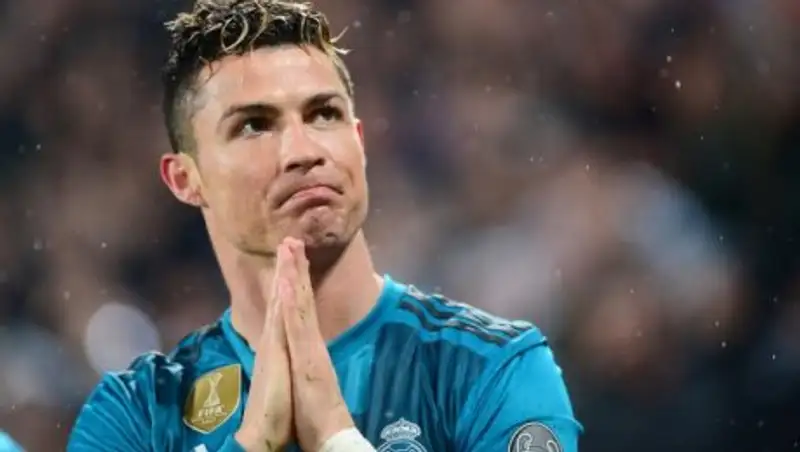 Криштиану Роналду вышел из автобуса, чтобы утешить плачущего фаната